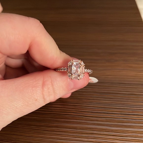 Stunning diamond cubic zirconia ring on .925 solid sterling silver! - Picture 2 of 4